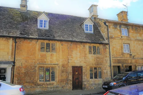 Pitchers is a Grade 11 Cotswold Stone House in the centre of Chipping Campden. - 3-Star
