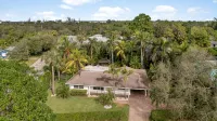 Tropical Retreat Pool Home close to Downtown & Naples Beaches - Jacuzzi
