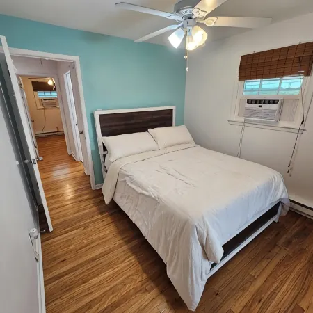 One block from the beach!  Cozy beach condo near restaurants and shopping.