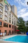 Holiday Inn Express & Suites GREENVILLE-DOWNTOWN by IHG - С бассейном