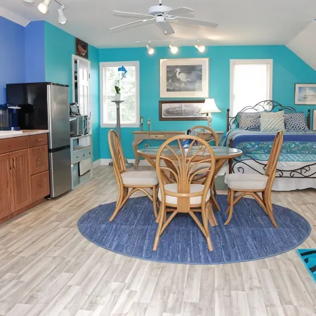 Walk to Downtown Mystic Premiere Carriage House Spacious Loft Apt—Very Private Отели в г. Гротон