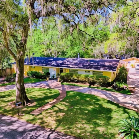 5Br UF Family Retreat with Private Pool, Pond, Game Room – Sleeps 10