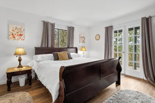 Top-Rated Treehouse Retreat with Hot Tub & Mountain Views, Pet Friendly