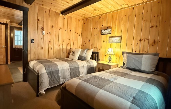 Charming 3-bedroom cabin in Madison, NH with private access to lake.