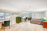 Twin Pines Lakehouse: Scenic waterfront family retreat! Nature, Fishing, Kayaks! - 民宿