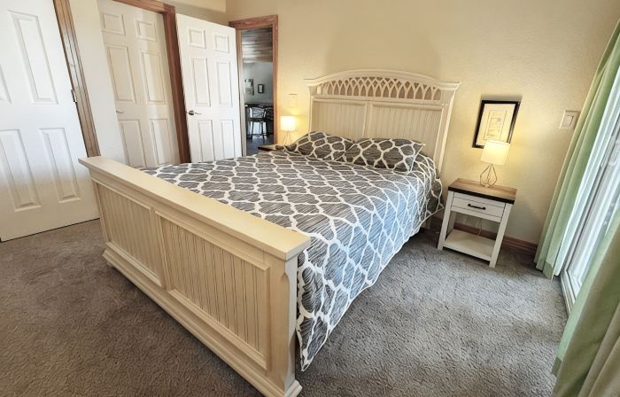 One level 4 Bedroom House with Pool, Large Docks, Canal Access - The Turtle Club
