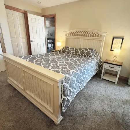 One level 4 Bedroom House with Pool, Large Docks, Canal Access - The Turtle Club