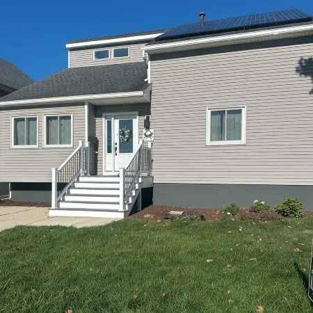 Beautiful Modern Beach House, across from Golf Course, Spacious Backyard
