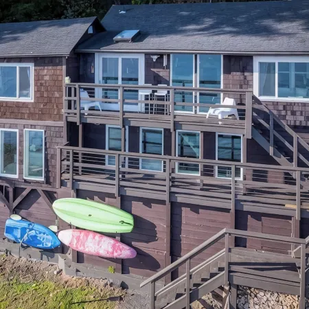 Vashon Modern Waterfront Retreat+Private Beach+BBQ+Firepit