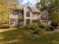 Mohawk Kudil in Poconos !Njoy Your spring with Hot Tub, Private Pool & Game Room Hoteles en Municipio de Penn Forest
