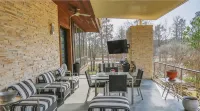 2 Kings | Chapel | Jet Tub | Elevator | DT 12 mins