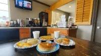 Corcoran Country Inn - parking