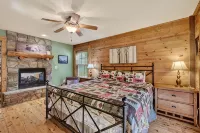 River Woods Retreat: Hot Tub, Hikes, 2 Fireplaces, EV - balcony