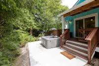 Cheerful coastal cottage w/hot tub - 2 min walk from the beach! - Wi-Fi