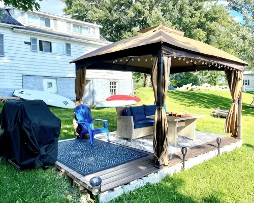 Riverfront Cottage and Cabana. 3-Bedroom, 2 Bath on the Lazy, Great Chazy, River シャンプレーンのホテル