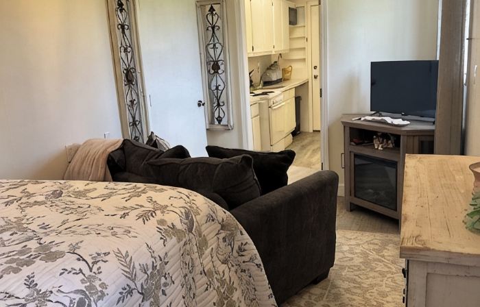 Cozy studio apartment just outside of Hattisburg in a country setting!