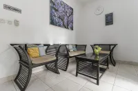 Cozy Residence Muwardi Jakarta - Hostels