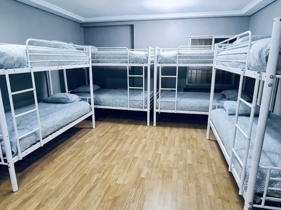 Hostel 165