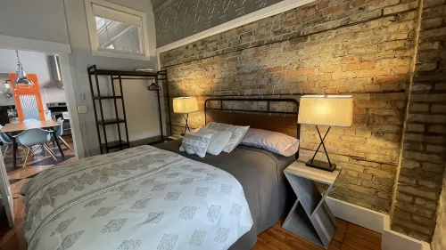 Historic loft  apartment in downtown Frankfort, TWO blocks from Lake Michigan! - 4 stjerner