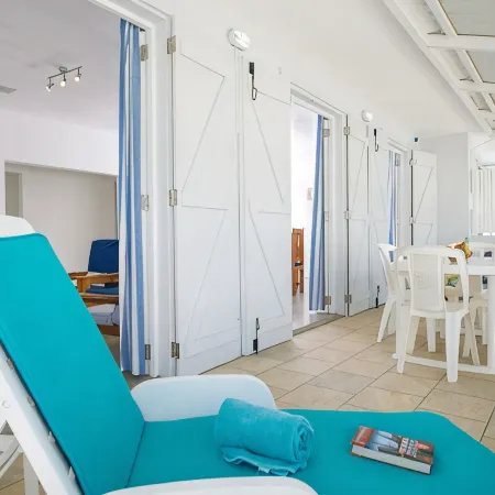 Porcelaine: Stylish apartment with seaview from its balcony