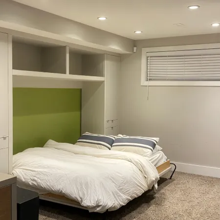 Bright and modern home Отели рядом с достопримечательностью «Канадский олимпийский парк»