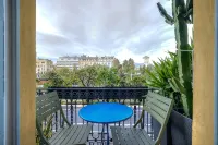 Contemporary 1-bedroom apartment with balcony, air conditioning, 50m from beach - 홈스테이