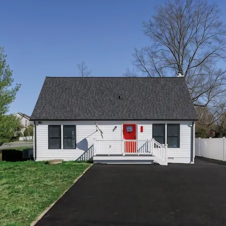 Tip Of The Town Fresh and New 3 Bedroom Nest