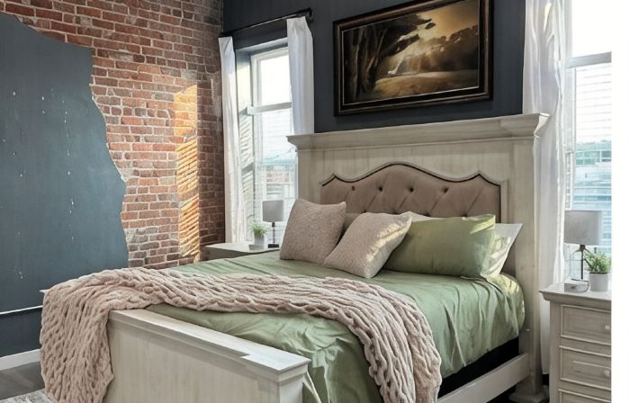Downtown Mena apartment with hot tub and open concept