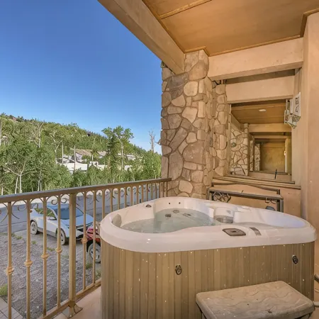 Ski-in Luxury Mountain Escape w/ Hot Tub & Breathtaking Views in Brian Head!