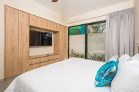 3 BDR Beach House with Pool, sleeps 8 - Homestays