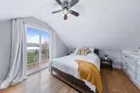 Ultimate Lakeview Cottage Retreat: Hot Tub, Paddle & Play - balcony