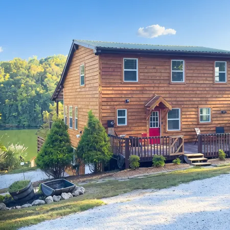 A Quiet Retreat on the Shore of Watts Bar Lake - Dog Friendly with Lake Access!