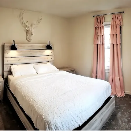 Harris House - Blocks away from quaint downtown Oneonta, Shopping and Food Отели в г. Онеонта
