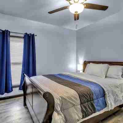 Family-Friendly 6-bedroom house in Charming Buffalo with WiFi, AC Rooms