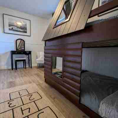 4BR 2000sqft Chalet by DT: 15mins to Banff,  Epic MTN Views, 2-min Walk to Shops Rooms