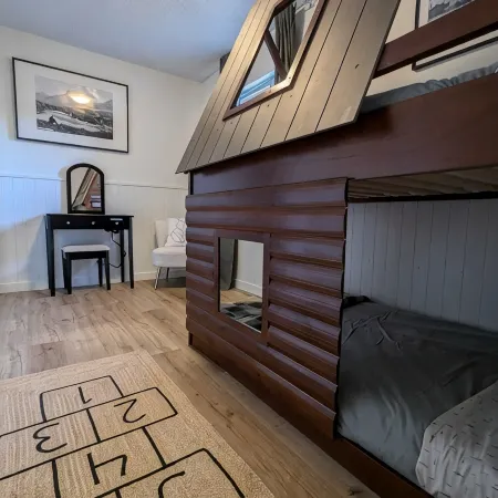 4BR 2000sqft Chalet by DT: 15mins to Banff,  Epic MTN Views, 2-min Walk to Shops