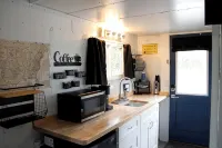 Cozy cabin with queen memory foam bed in peaceful spot outside town - Wifi