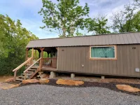 Cozy tiny cabin nested in the trees in a lake community, peaceful countryside. Hotels in Bryan County