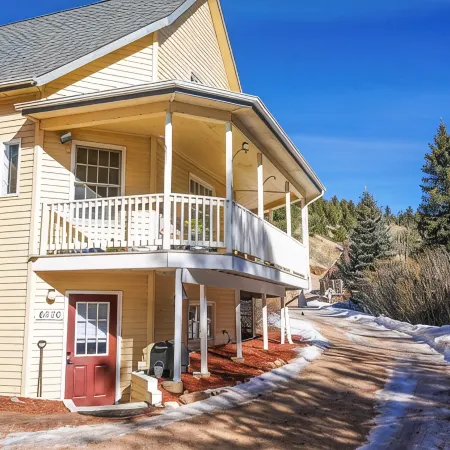 Family Friendly house on the creek at Valley Glen
