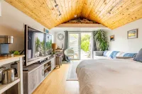 West Seattle Driftwood Cottage - Firepit + Walk to Coffee & Restaurants - Tiny houses