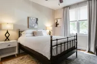 Spacious 4Br Home I 5 Min to Downtown Athens I Sleeps 8+ - balcony