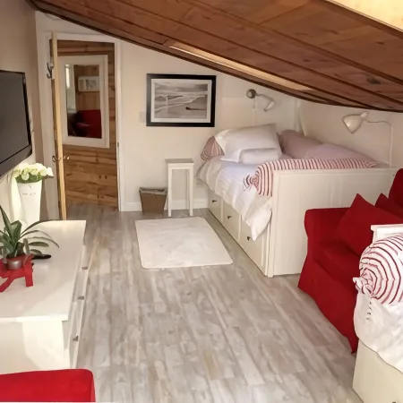 Cozy, Comfortable Beach Home, Steps from the Beach!