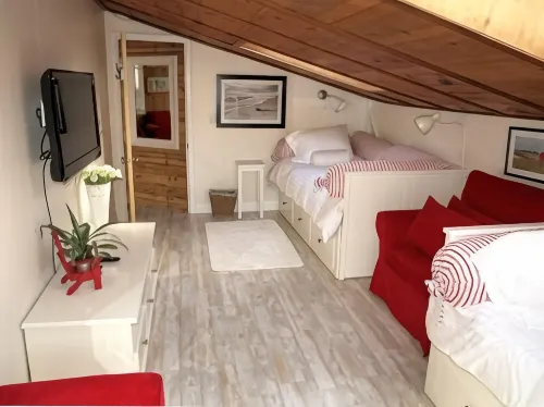 Cozy, Comfortable Beach Home, Steps from the Beach! - ติดทะเล