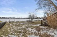 Charming 2-bedroom Lake House Directly on Cross Lake - 4-Star
