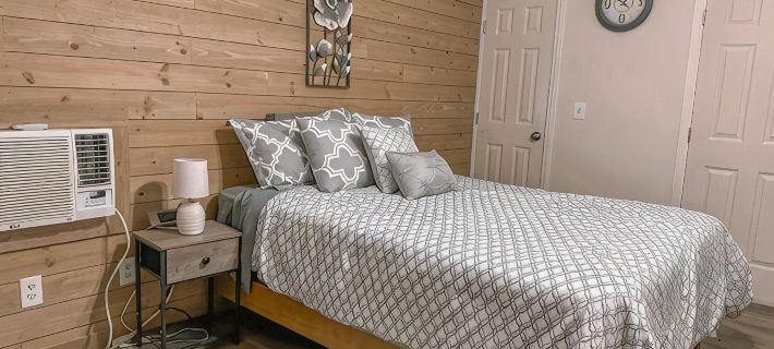 Nature's Cedar Creek Getaway Hotels in Floyd County