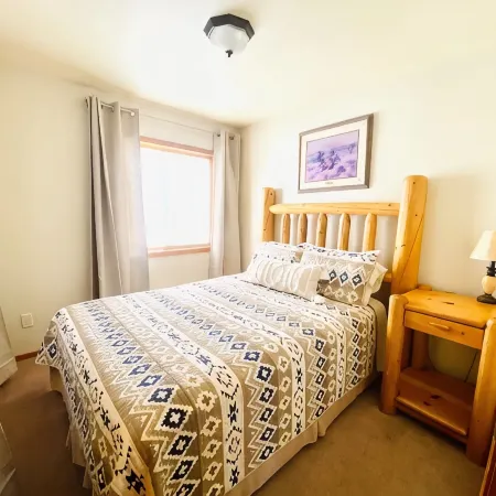 3 Cabins, 2 Acres, Private Pond, Walk to Restaurants, 4 Separate Sleeping Units