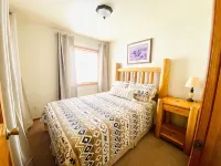 3 Cabins, 2 Acres, Private Pond, Walk to Restaurants, 4 Separate Sleeping Units
