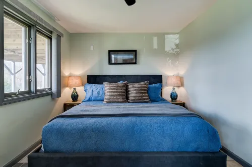 Pets welcomed, fully fenced in yard. Beautiful 1BR suite w full kitchen, WI-FI - Wifi