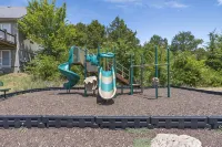 Bear Creek Lodge • Hot Tub! Community Pool! Pool Table! Rustic Lodge for Family! - 4 estrellas