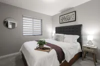 West Omaha Getaway, blocks from Village Pointe Plaza - Homestays